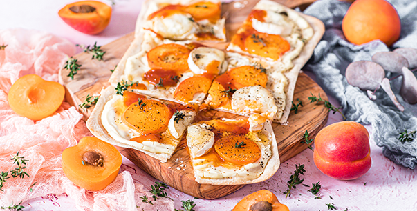 Fruchtiger Flammkuchen mit Aprikosen und Ziegenkäse