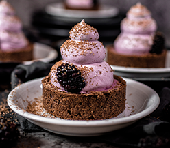 Brombeer-Mousse-Törtchen mit Baiserhaube