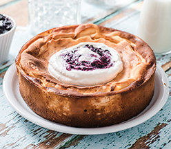 Käsekuchen ohne Boden mit fruchtigem Sahnetopping