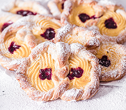 Feine Puddingbrezeln mit Kirsch